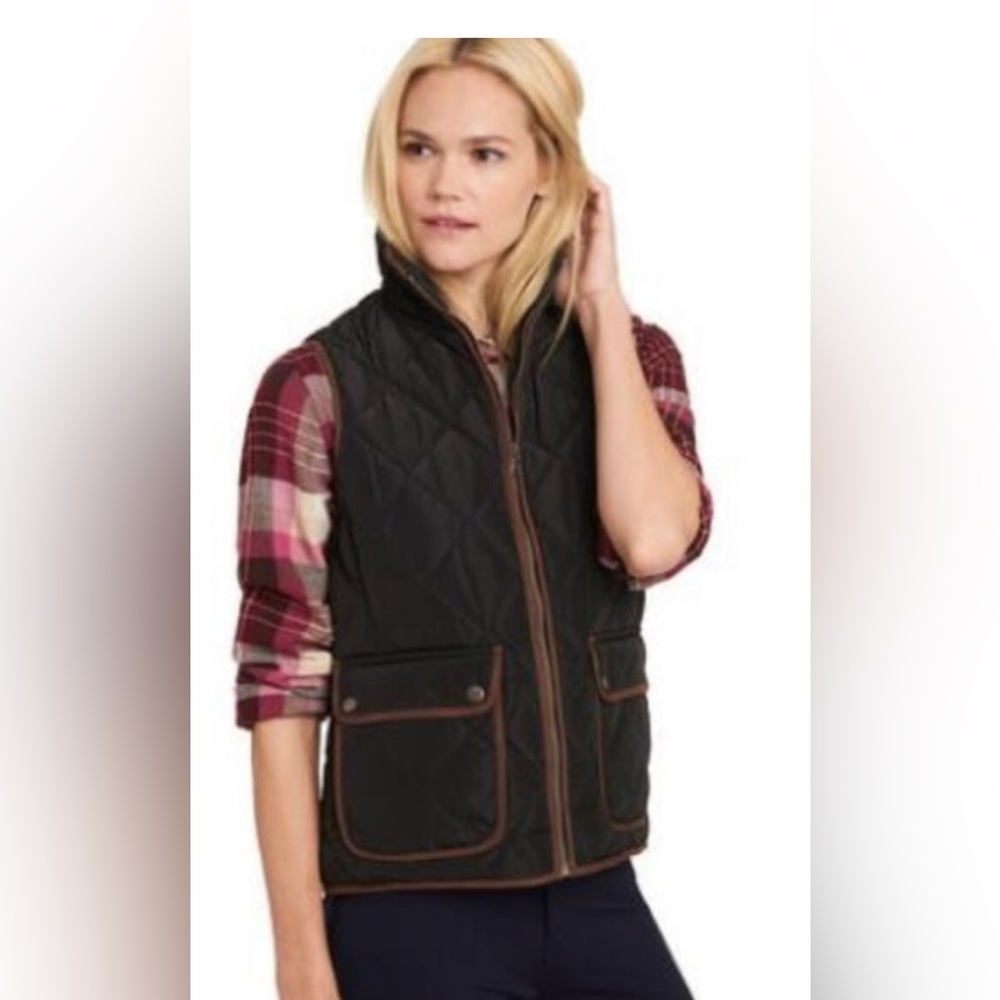 G.H BASS & CO. Women’s quilted vest in lack with brown trim. Size M.